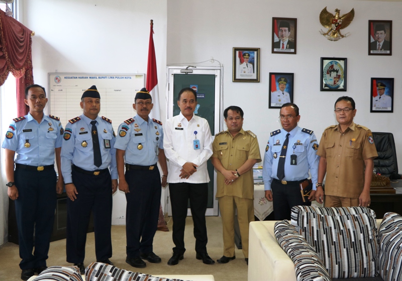 Wakil Bupati Limapuluh Kota Ferizal Ridwan, S.Sos menerima kunjungan silaturrahim Kepala Kantor Wilayah Kementerian Hukum dan Hak Asasi Manusia (Kakanwil Kemenkumham) Provinsi Sumatera Barat, AJUB SURATMAN, Bc.IP, S.Pd, M.Si beserta rombongan di ruang ker